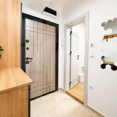 Апартаменти 1br Golden Urban Retreat With Parking Варна