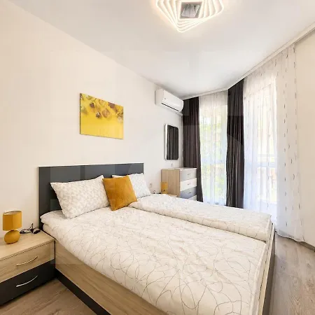 1br Golden Urban Retreat With Parking Варна